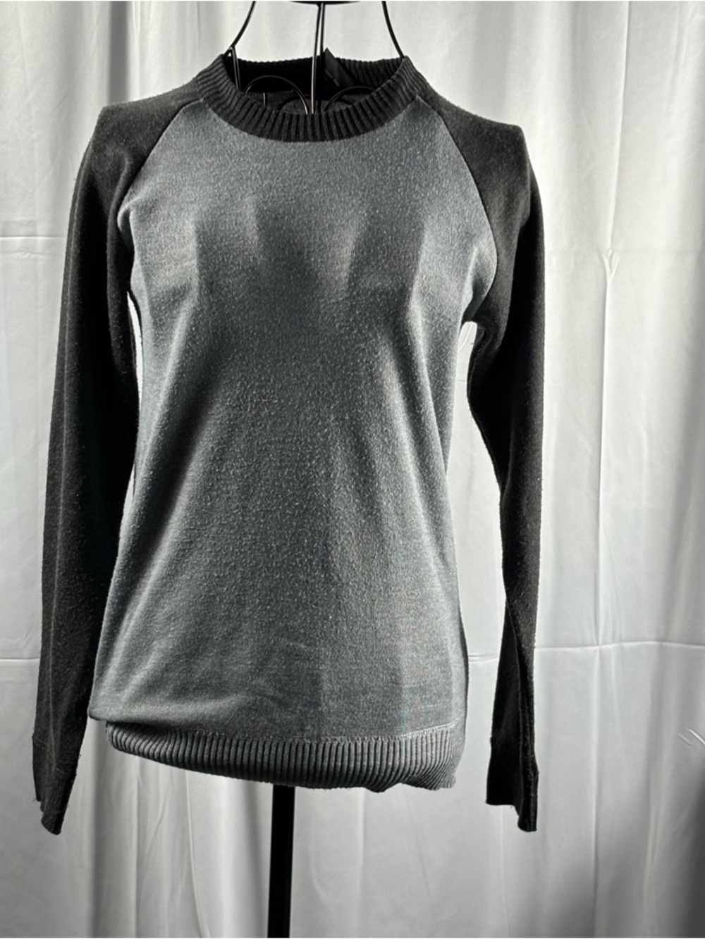 Women's Two-Tone Crewneck Sweater - Black & Gray